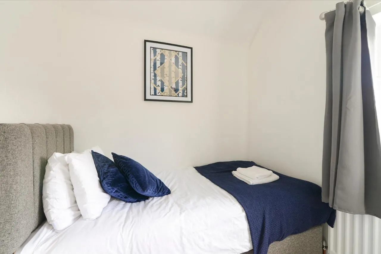Alderton House - Spacious 3 Bed With Parking Nottingham Holiday home